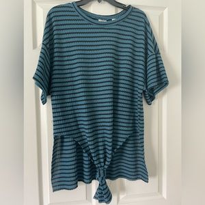 Raw hem short sleeve Daytrip shirt. Size s